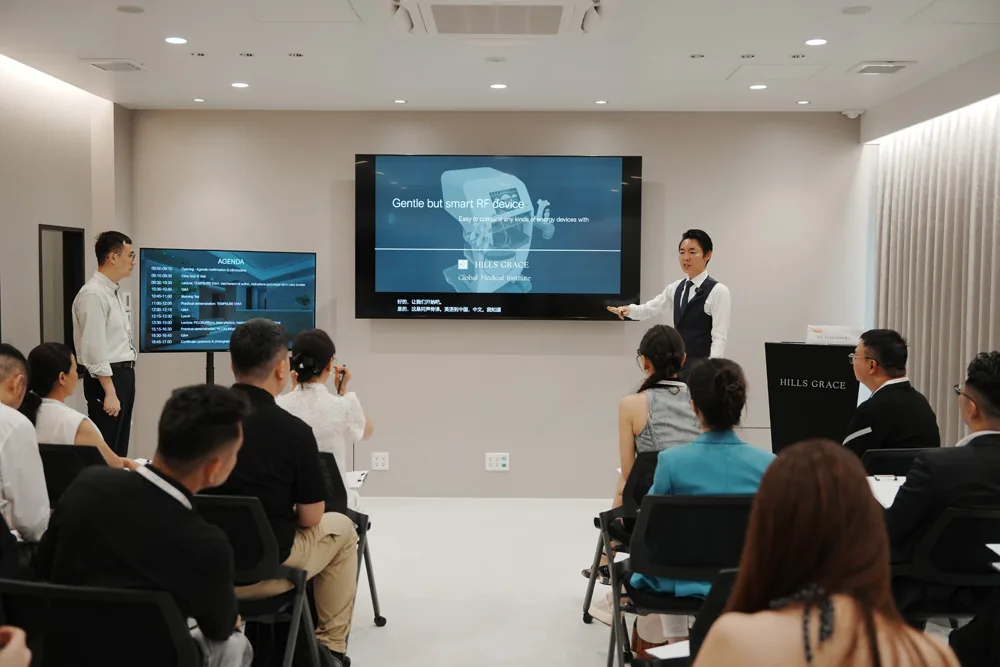 GMIのセッションで、参加した医師に向けて講義する院長 奥謙太郎