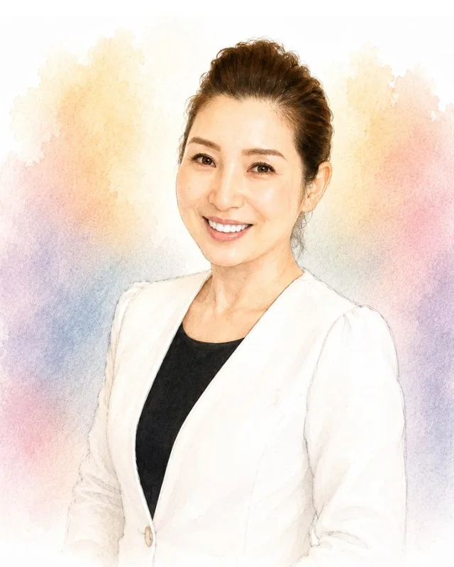 奥田公子さんの水彩イラスト。髪をまとめ上げ、白いジャケットで微笑む女性