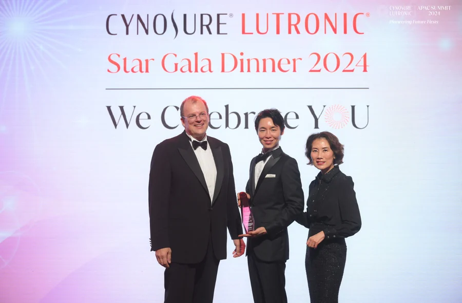 Cynosure Lutronic社のイベントで表彰を受ける院長 奥謙太郎と副院長 奥美香子
