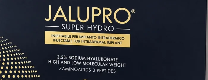 ジャルプロ スーパーハイドロの箱の表面。「SODIUM HYALURONATE HIGH AND LOW MOLECULAR WEIGHT」「7AMINOACIDS 3 PEPTIDES」と書かれている