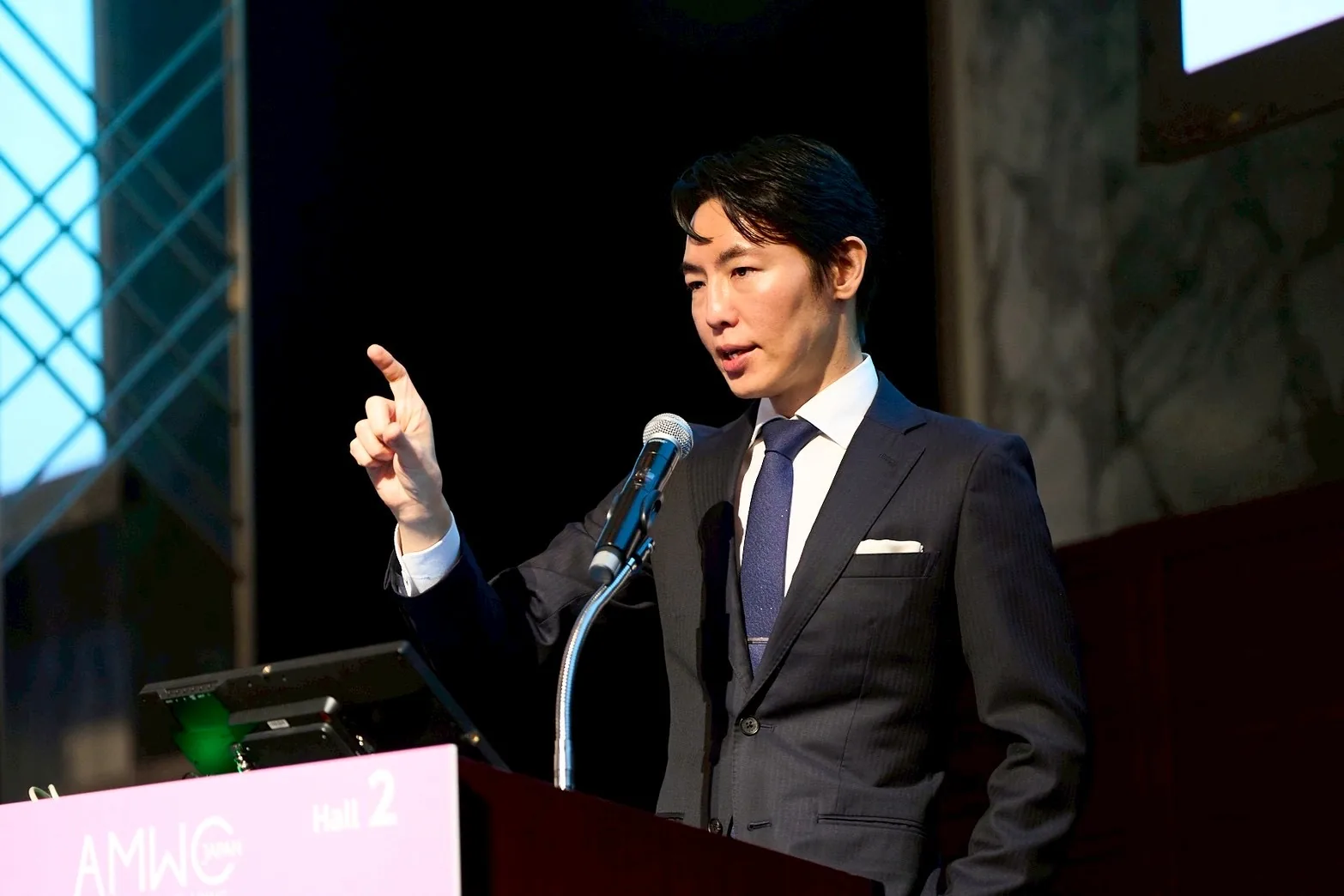 学会で講演する院長 奥謙太郎