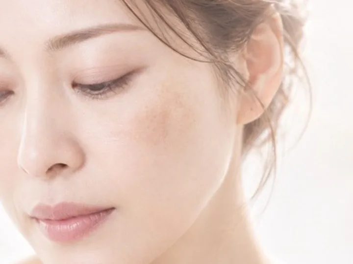 目を閉じた女性の頬のアップ
