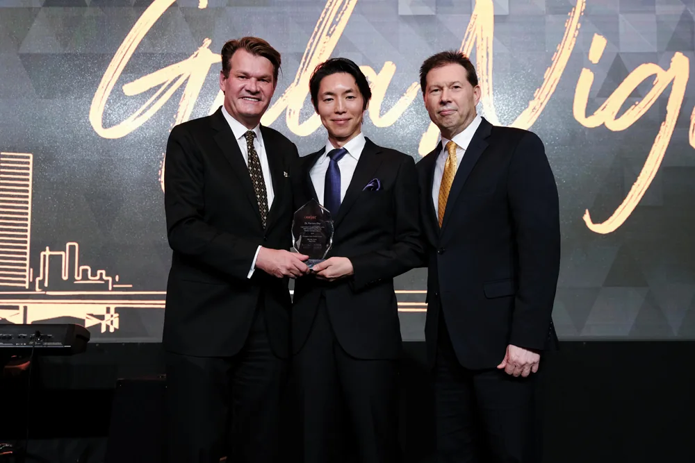 Cynosure APAC Forum 2019のガラナイトで、記念の盾を受け取る院長 奥謙太郎