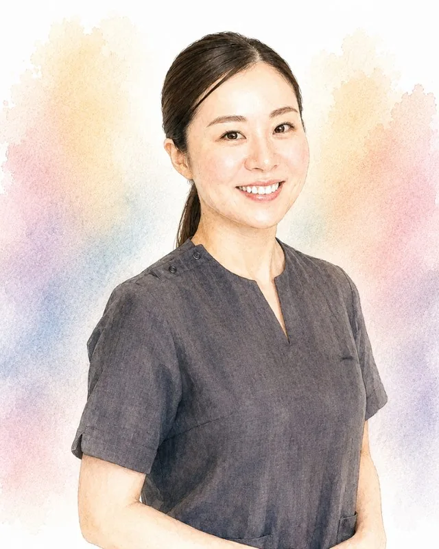 及川智江子さんの水彩イラスト。髪をまとめ、グレーのスクラブを着て微笑む女性