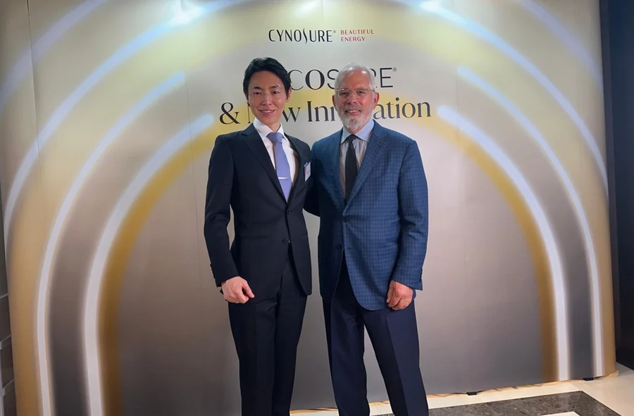 韓国での発売記念イベントの会場で、開発に携わったDr. Tanghettiと並ぶ院長 奥謙太郎