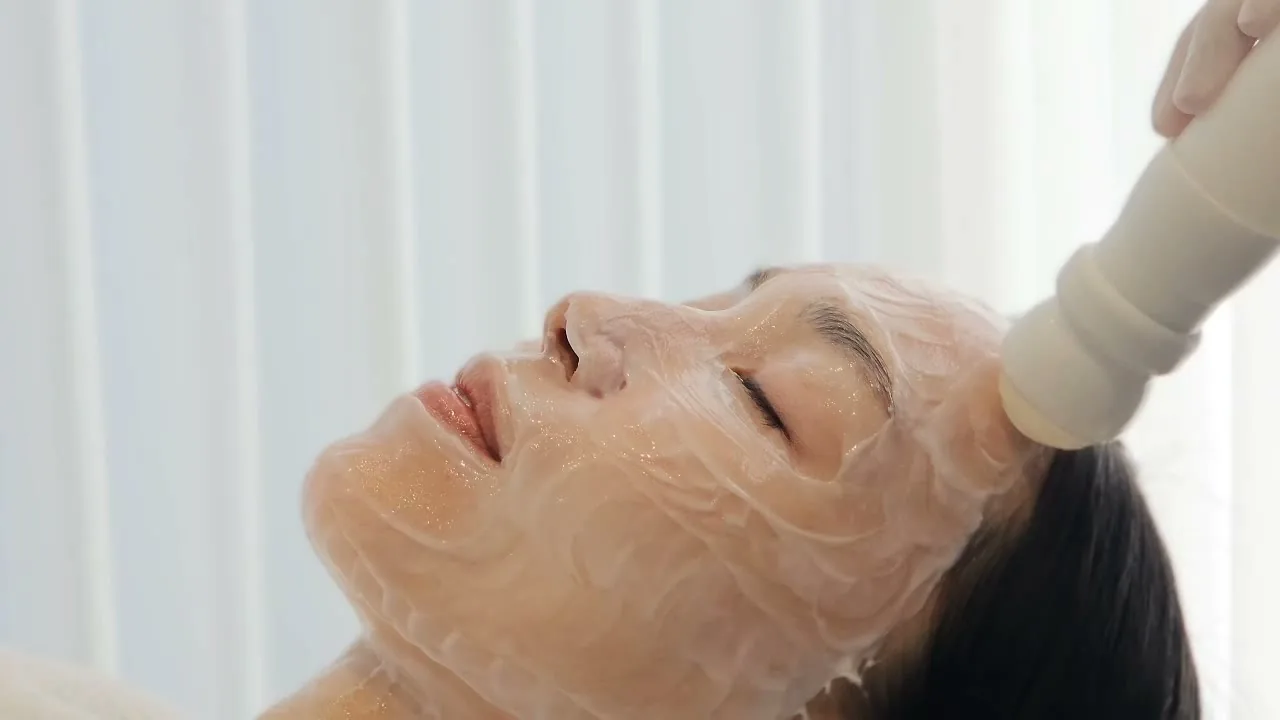 ローラー型プローブで、製剤を塗った肌の上を面としてなじませているところ