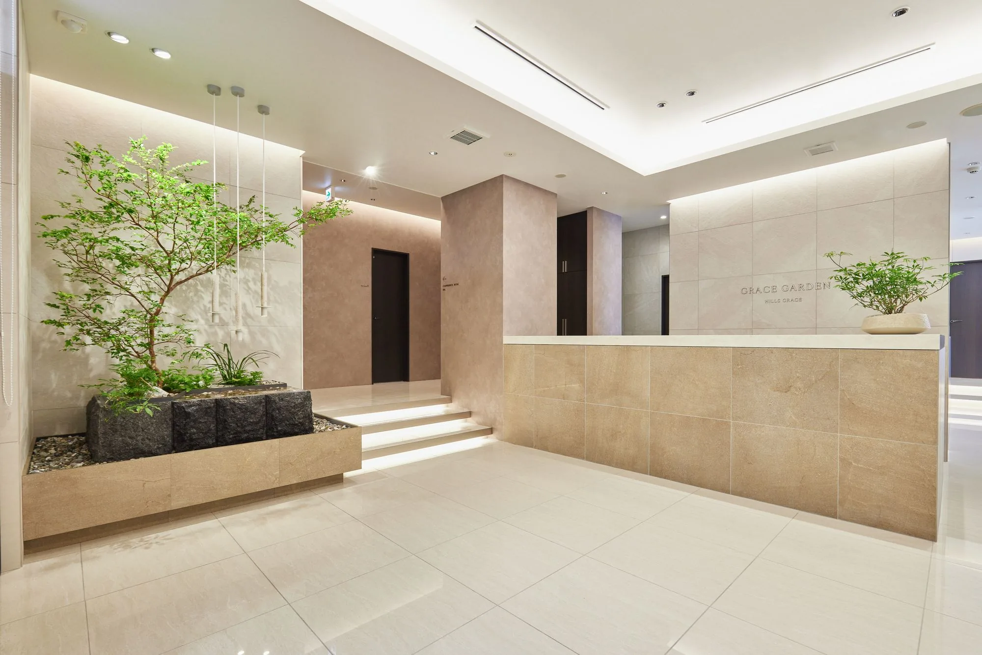 石の水盤と樹木があるGRACE GARDENのレセプション