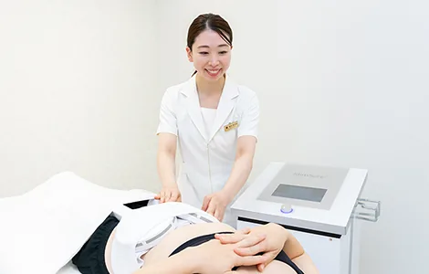 当院でスティムシュアのアプリケータを腹部に当てている様子