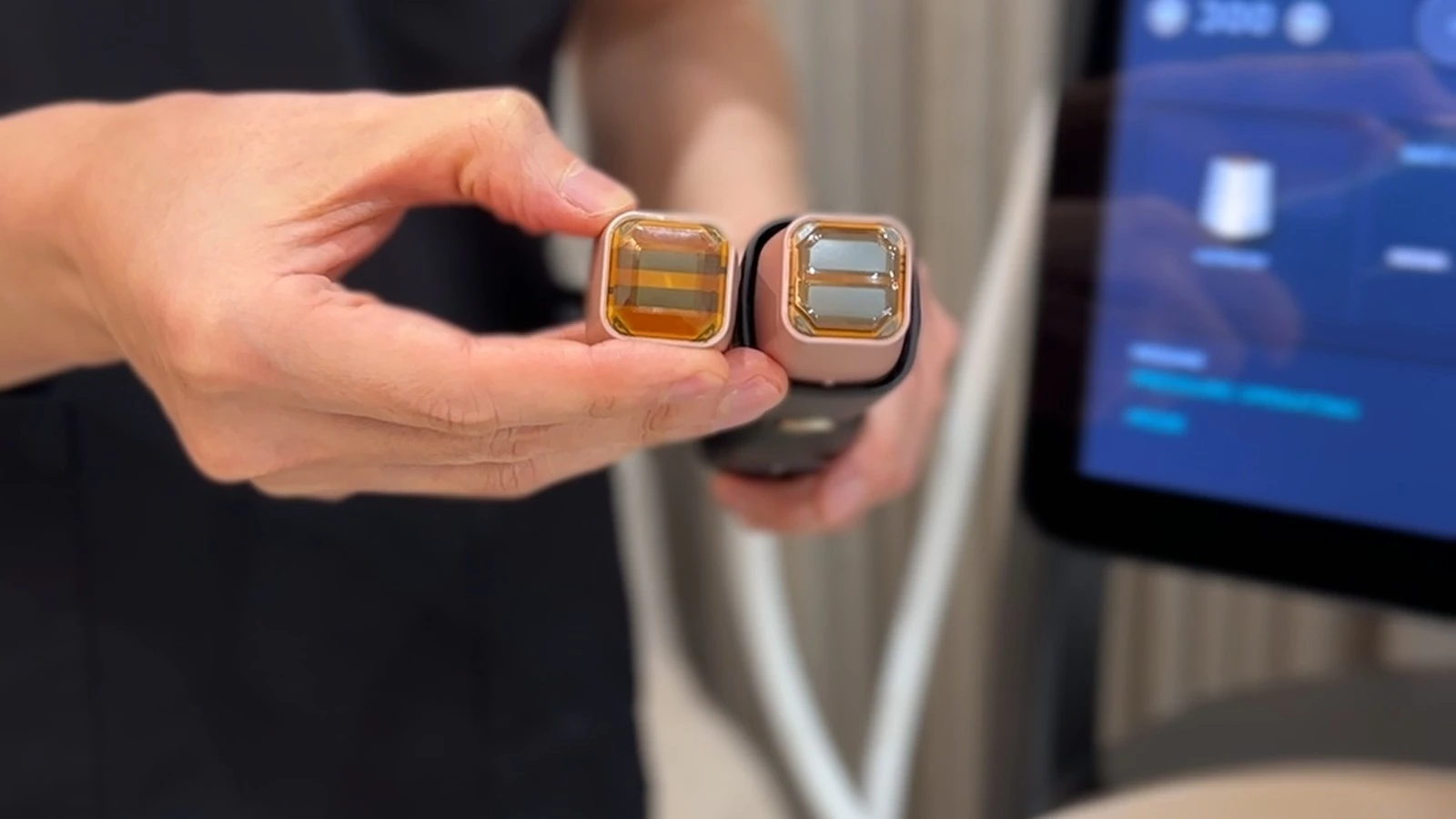 デンシティの2種類のチップを並べて持ち、電極の面を見せている様子
