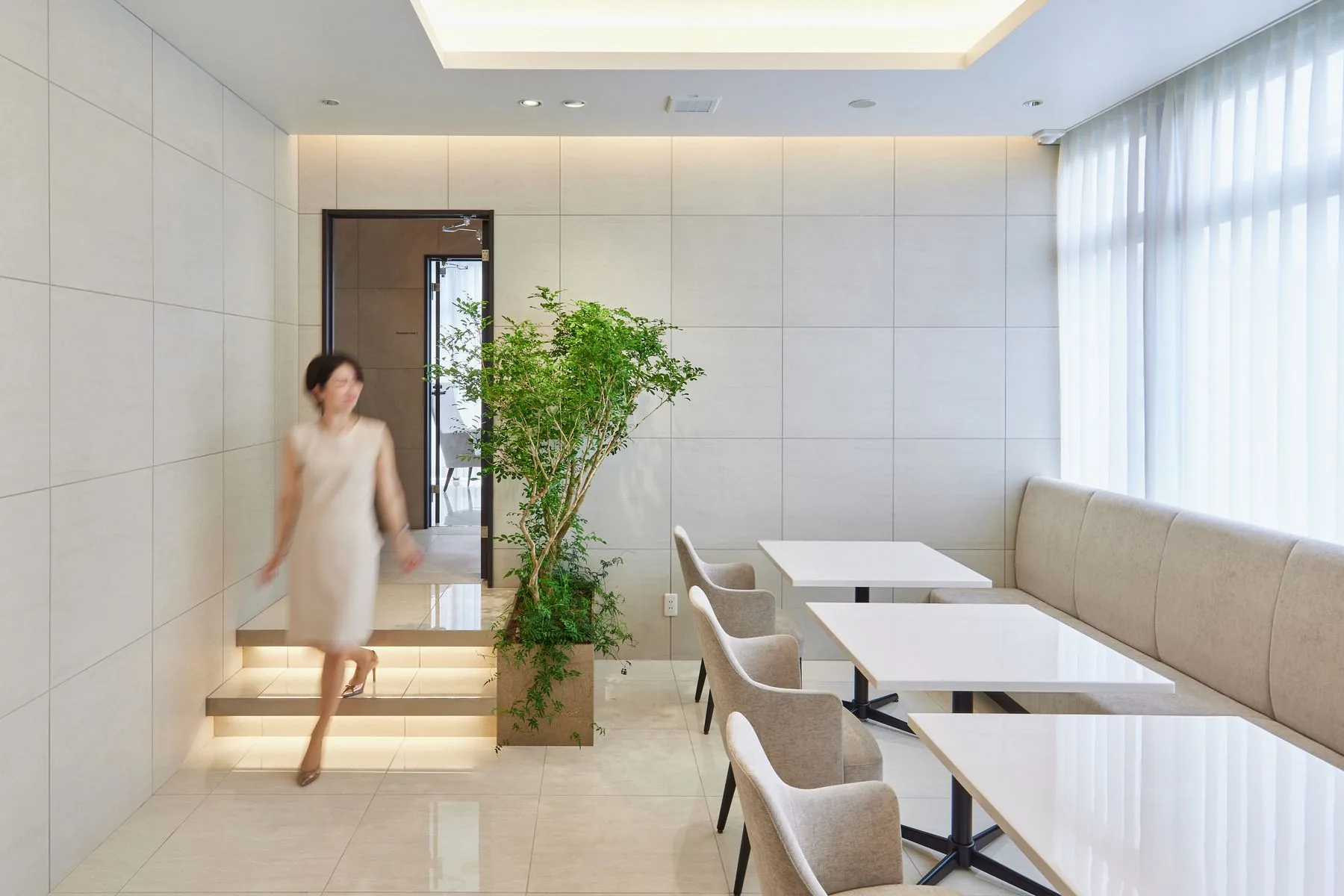 GRACE GARDENの階段を歩く、ピンクのワンピースの女性
