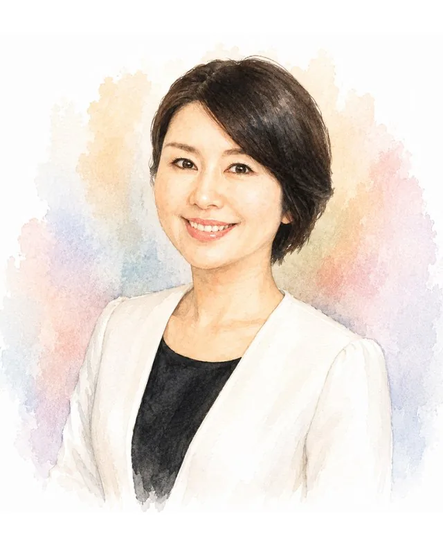 戸井田綾さんの水彩イラスト。白いジャケットで微笑む短い髪の女性