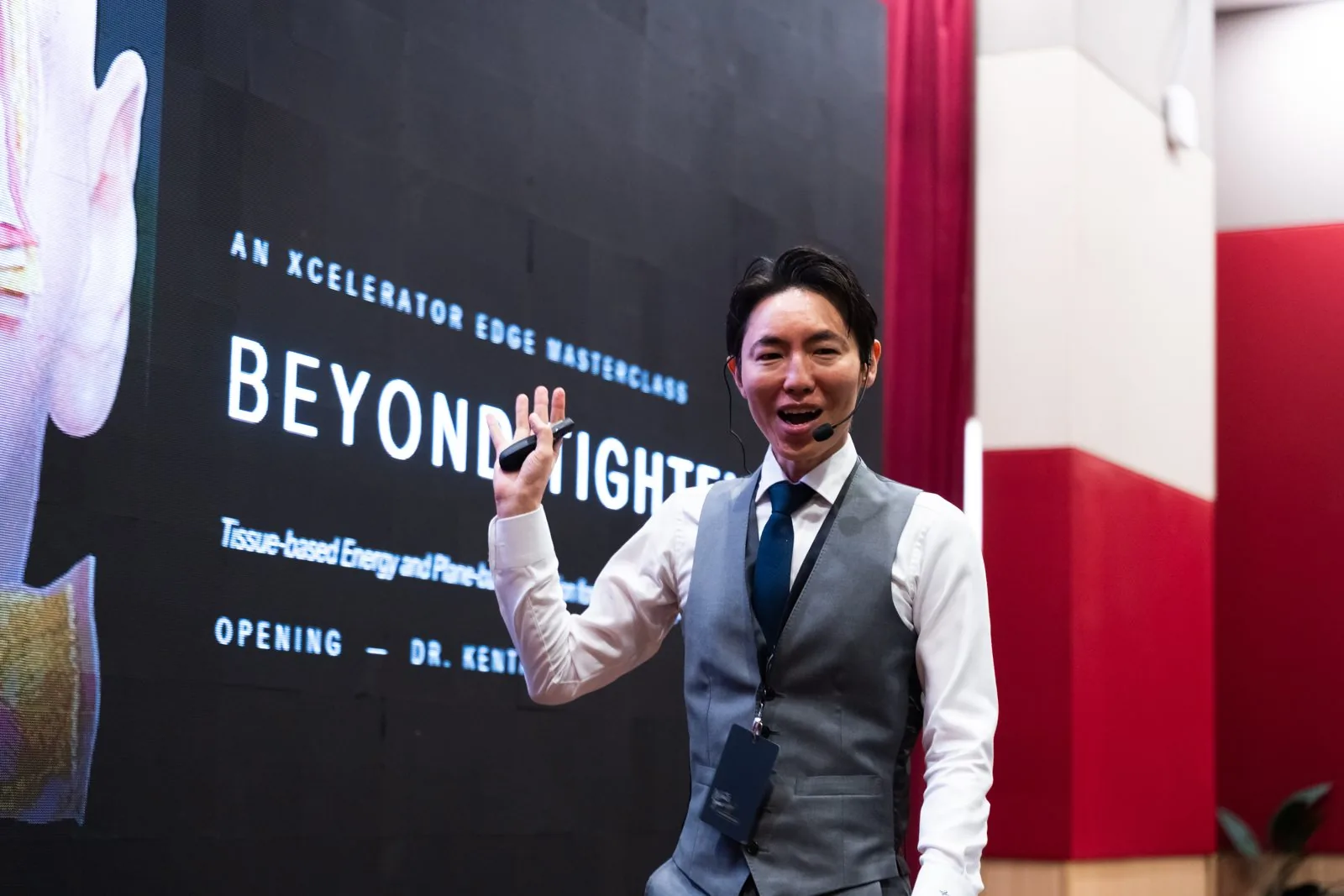 国際セミナー「Beyond Tightening」で講演する院長 奥謙太郎