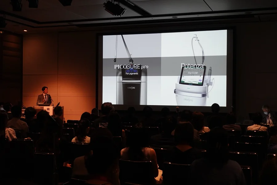 日本美容皮膚科学会（2022年）でピコシュアプロについて講演する院長 奥謙太郎