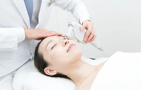 額に手を添え、ウルセラのハンドピースを顔に当てている様子