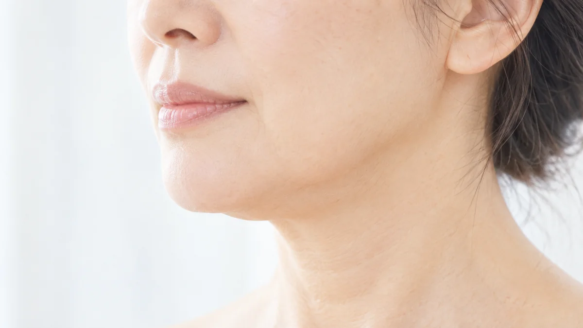 フェイスラインとあご下が見える女性の横顔（イメージ）
