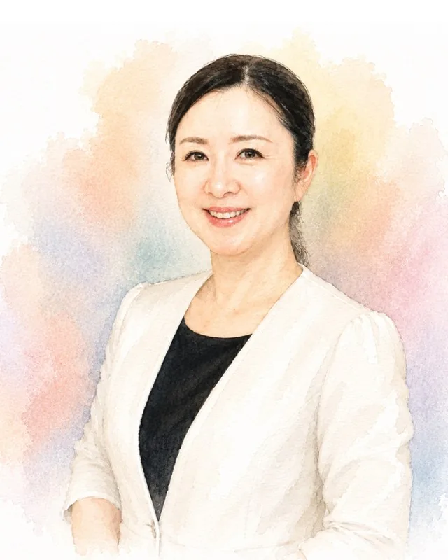 吉野真由美さんの水彩イラスト。白いジャケットで微笑む女性
